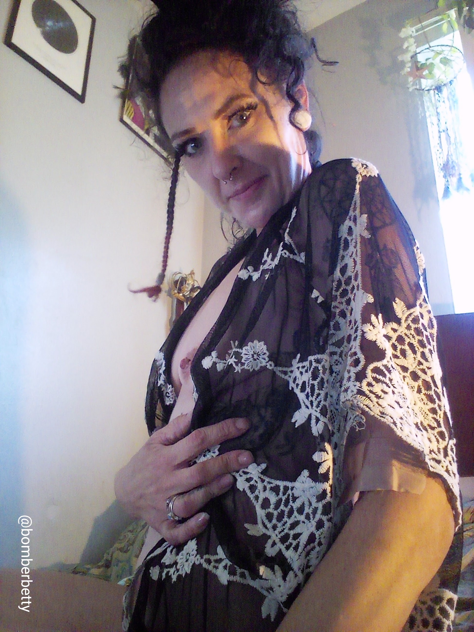 Amateur Pinup MILF Explores Flogging