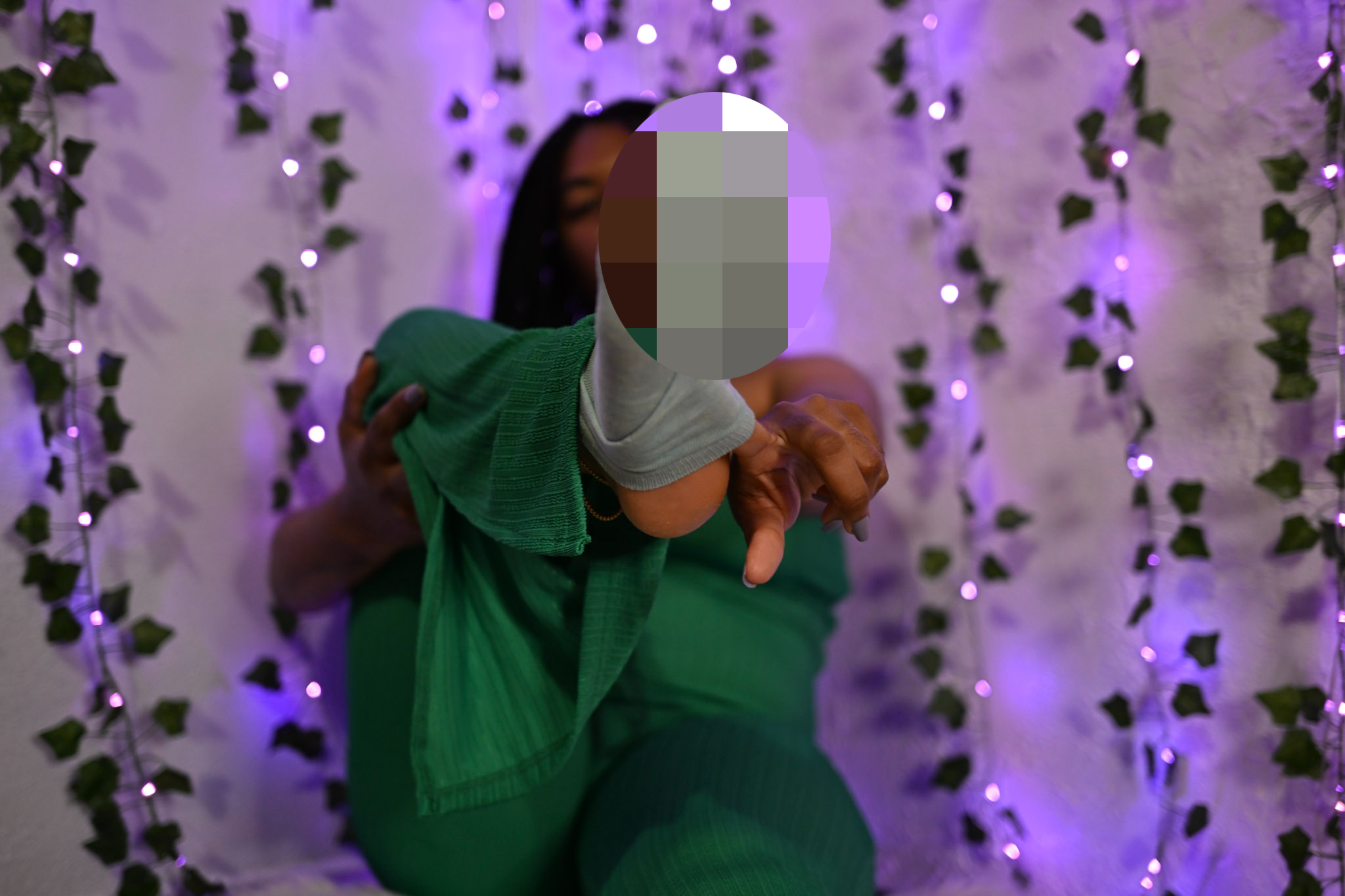 Ebony Feet Shoe And Sock Take Off (Photo Set)